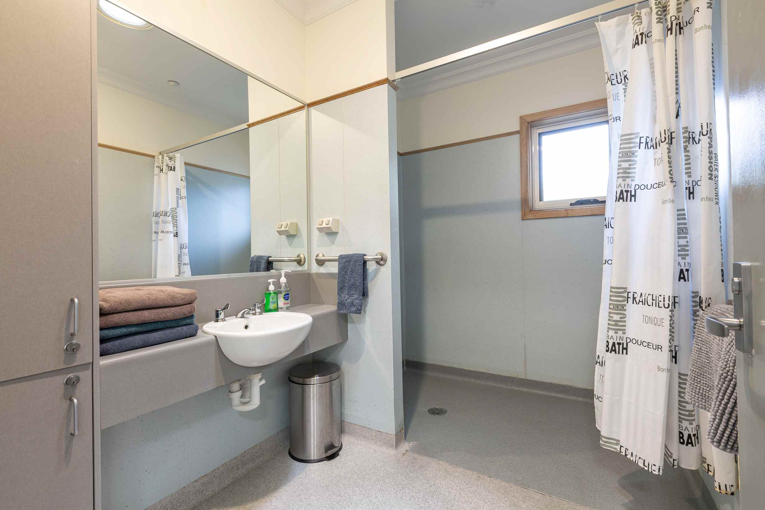 Howe st respite bathroom
